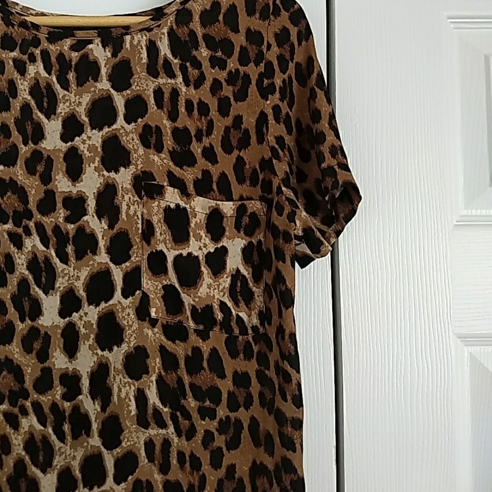 Silky Leopard Print tee - Picture 2 of 3